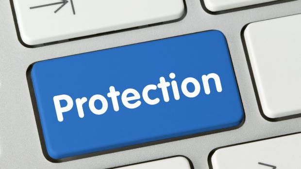 Bouton bleu « Protection » sur un clavier blanc.