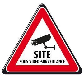 Panneau d'avertissement : triangle rouge avec icône de caméra de sécurité, texte « SITE SOUS VIDÉO-SURVEILLANCE ».