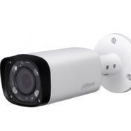 Caméra de sécurité argentée et noire avec base de montage blanche, pour la surveillance extérieure.