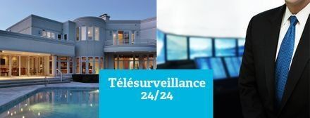 Une maison au bord d'une piscine, un texte de surveillance et une personne en costume.