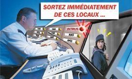 Un agent de sécurité dans la salle de contrôle repère un intrus sur le moniteur et dit : « Sortez immédiatement !