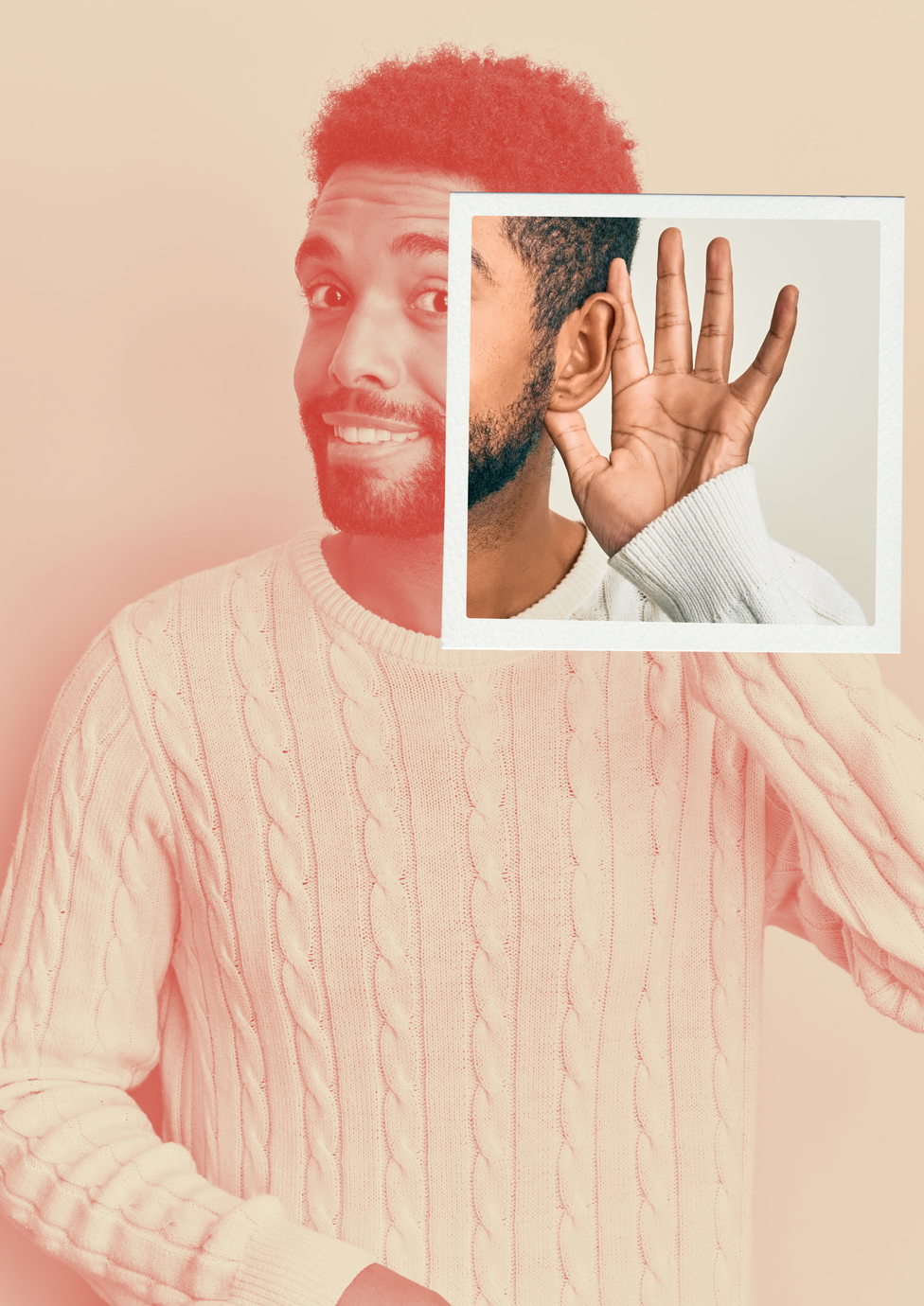 Homme en pull clair souriant derrière un cadre blanc, la main levée, sur fond rose pâle