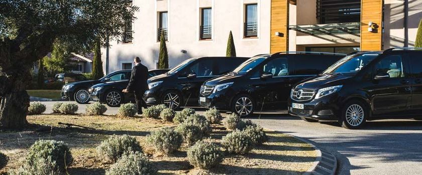 Flotte de véhicules d'Executive Driver Limo devant un hôtel