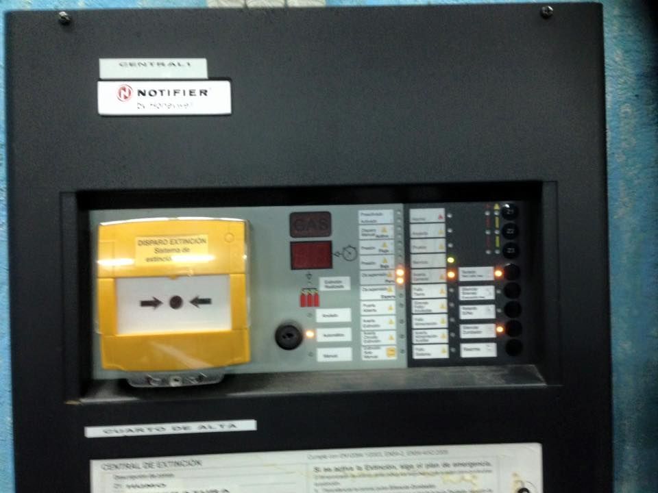 Un panel de control con un botón amarillo que dice 'notiview'