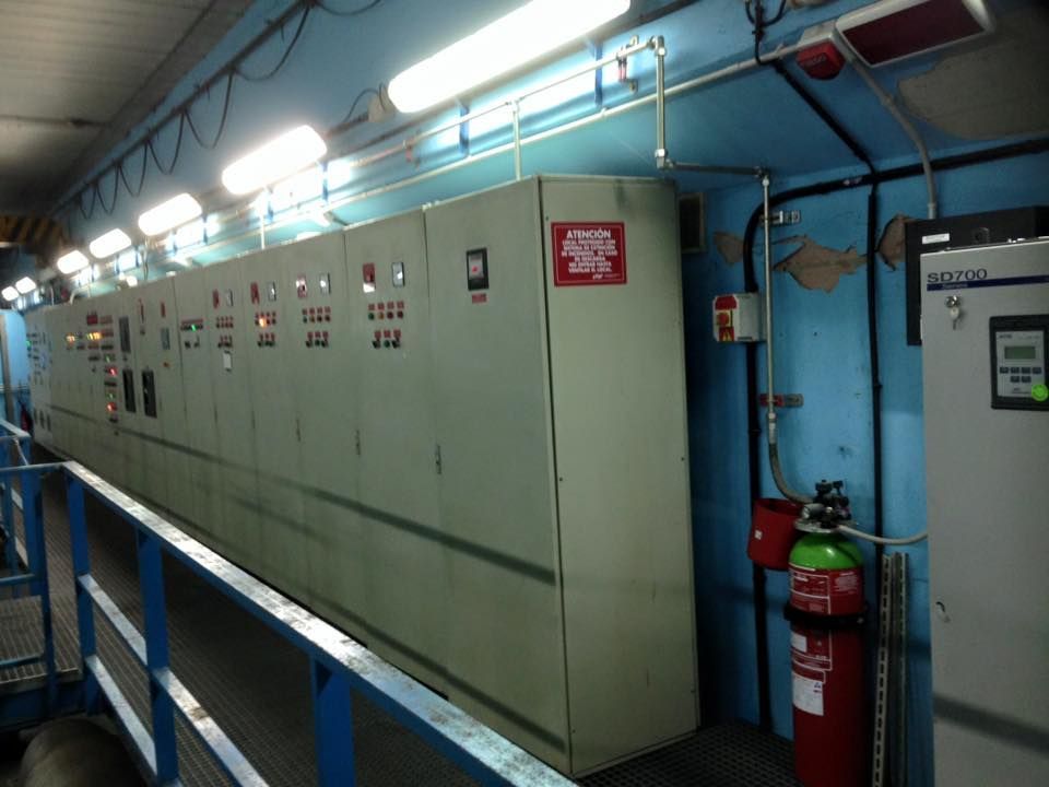 Una habitación con un extintor de incendios a un lado.