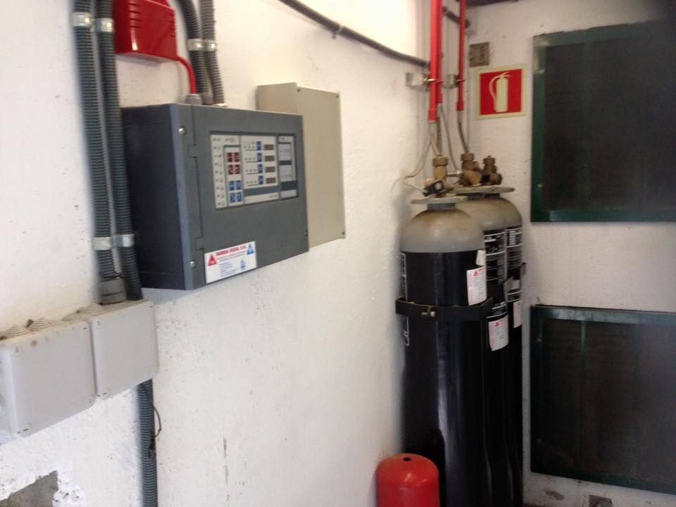 Una habitación con un extintor y una caja en la pared.