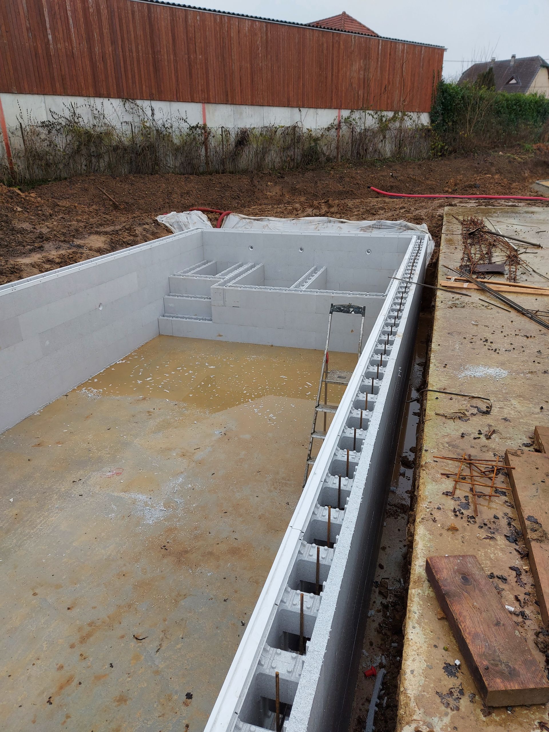 Piscine béton presque terminée
