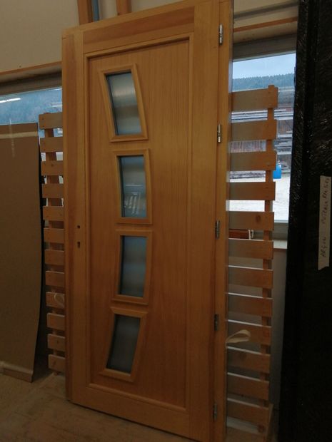 Porte d'entrée en bois avec vitrages