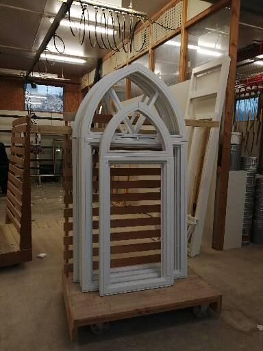 Fenêtre en bois rustique posée dans l'atelier