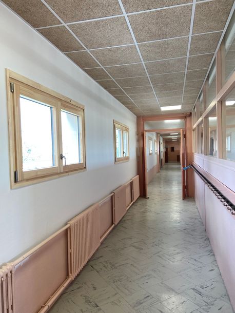 Fenêtres en bois dans un couloir