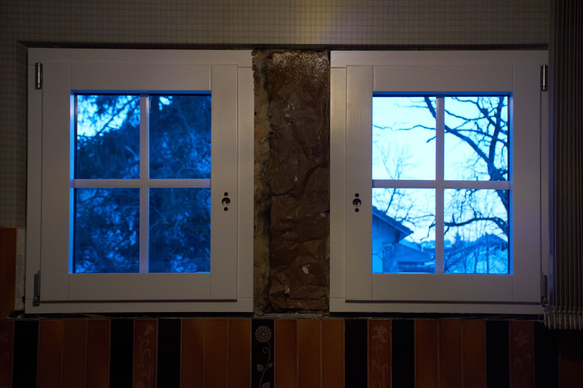 Deux petites fenêtres en intérieur