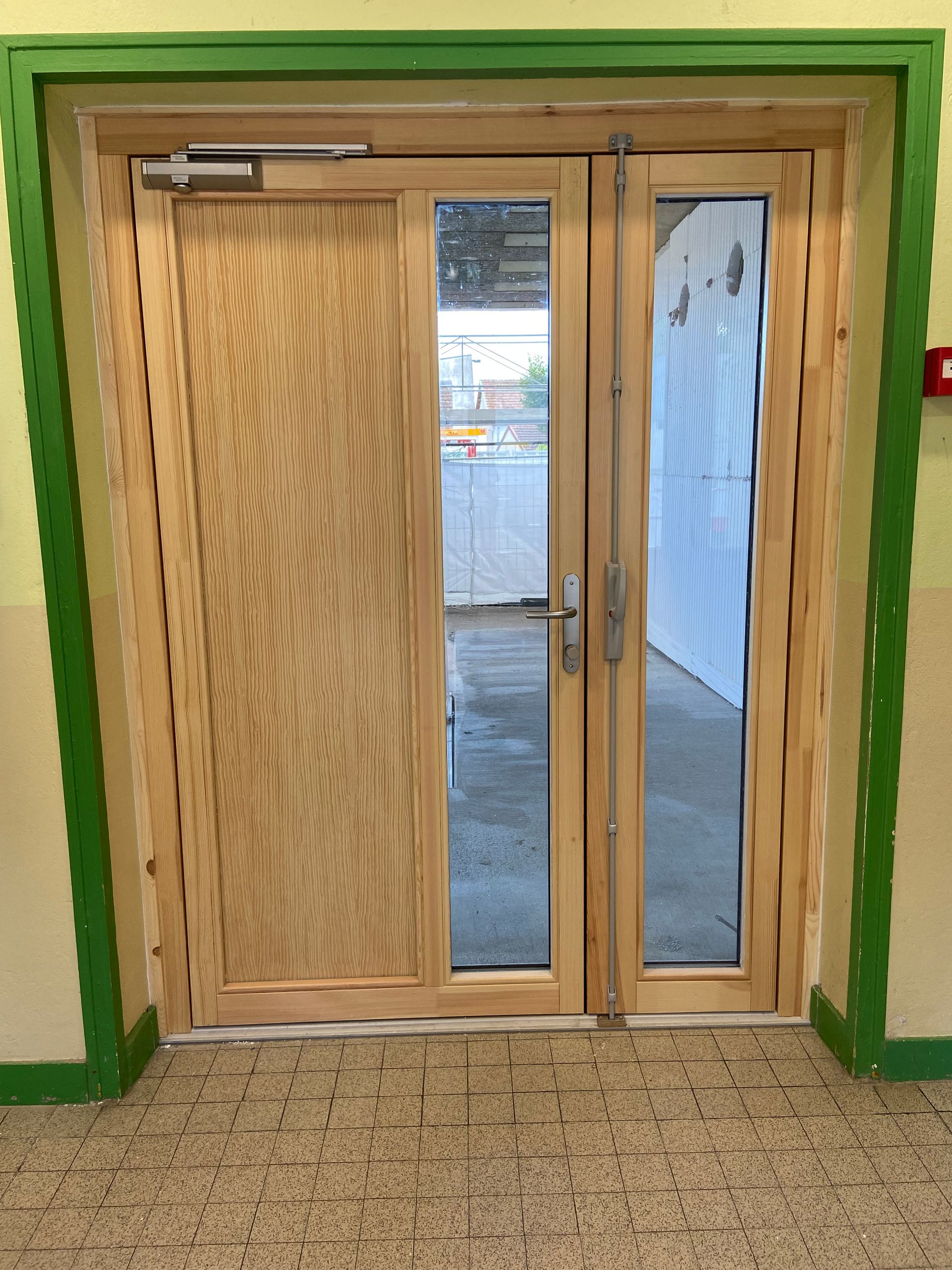 Porte de sortie de secours en bois clair