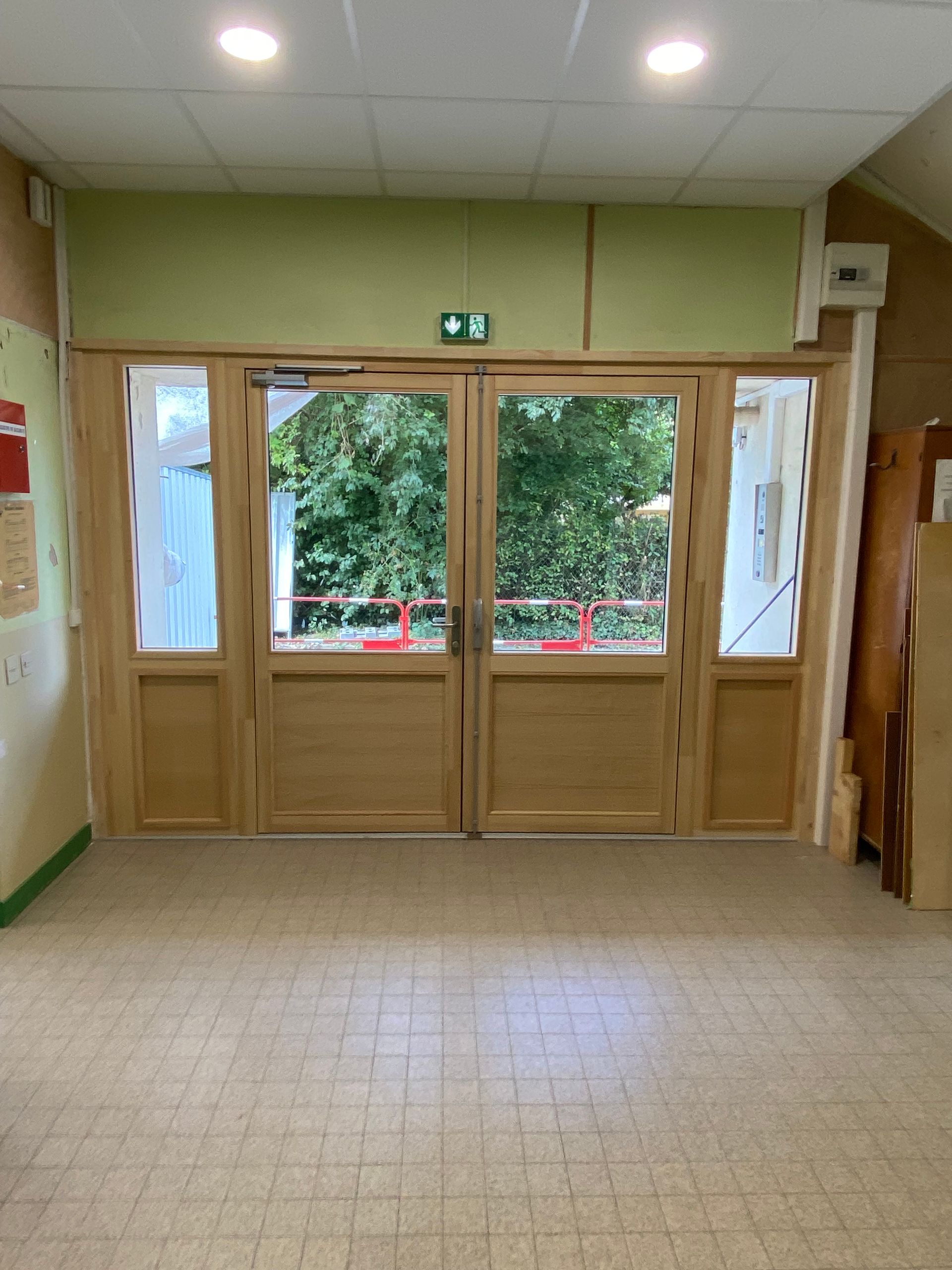 Porte vitrée au rez-de-chaussée d'un bâtiment