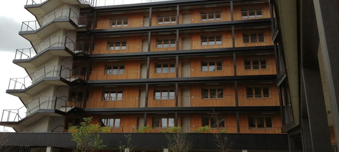 Devanture d'un bâtiment avec des fenêtres sur châssis en mélèze