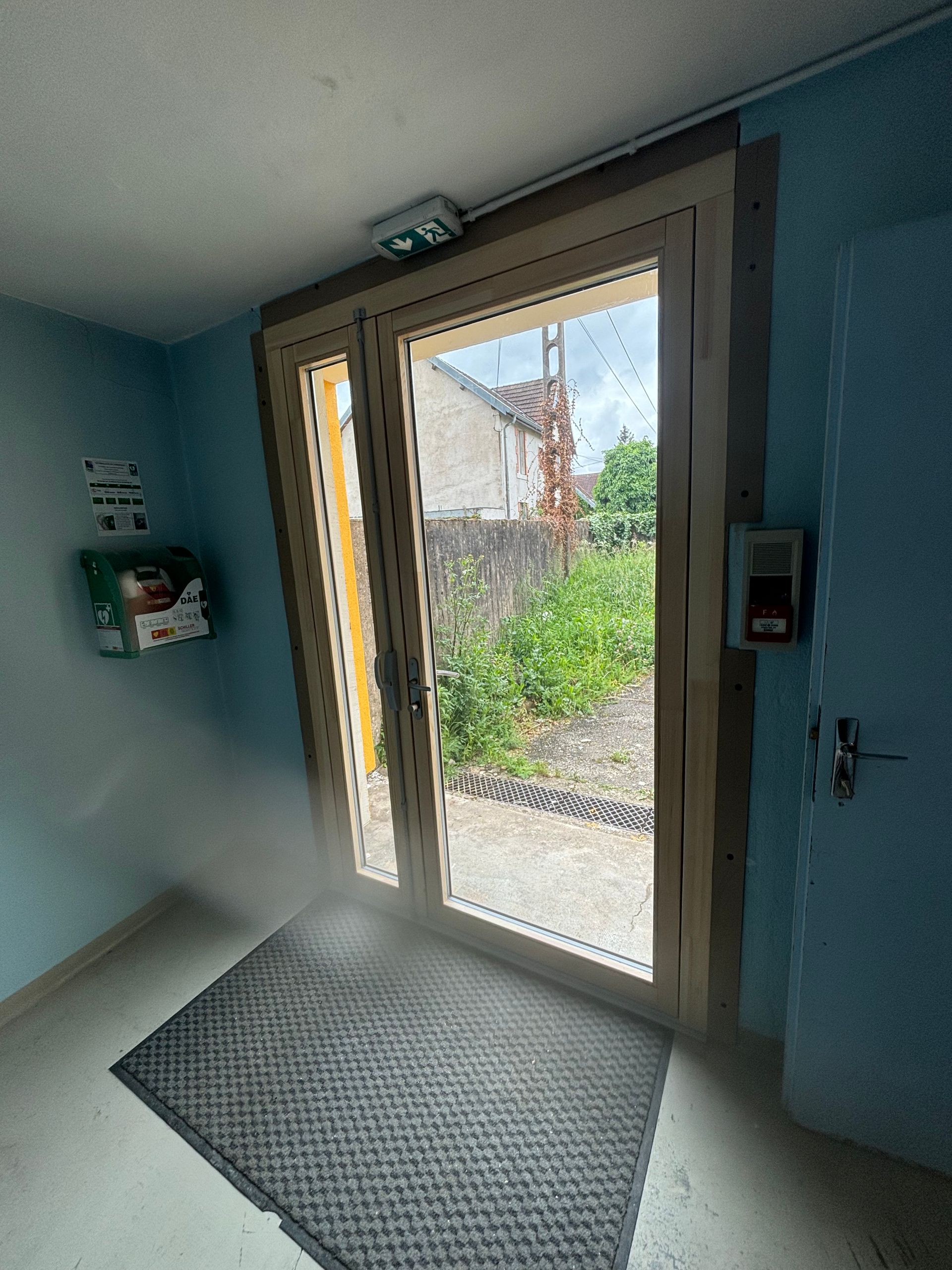 Porte d'entrée à doubles battants et vitrages