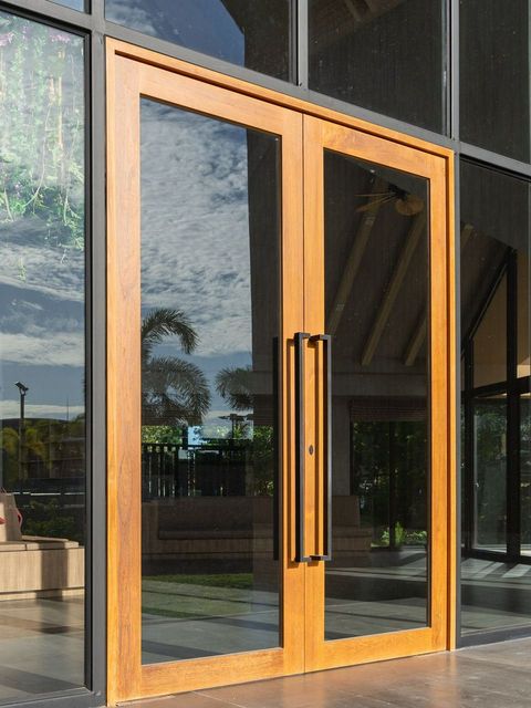Porte-fenêtre en bois avec poignées en acier