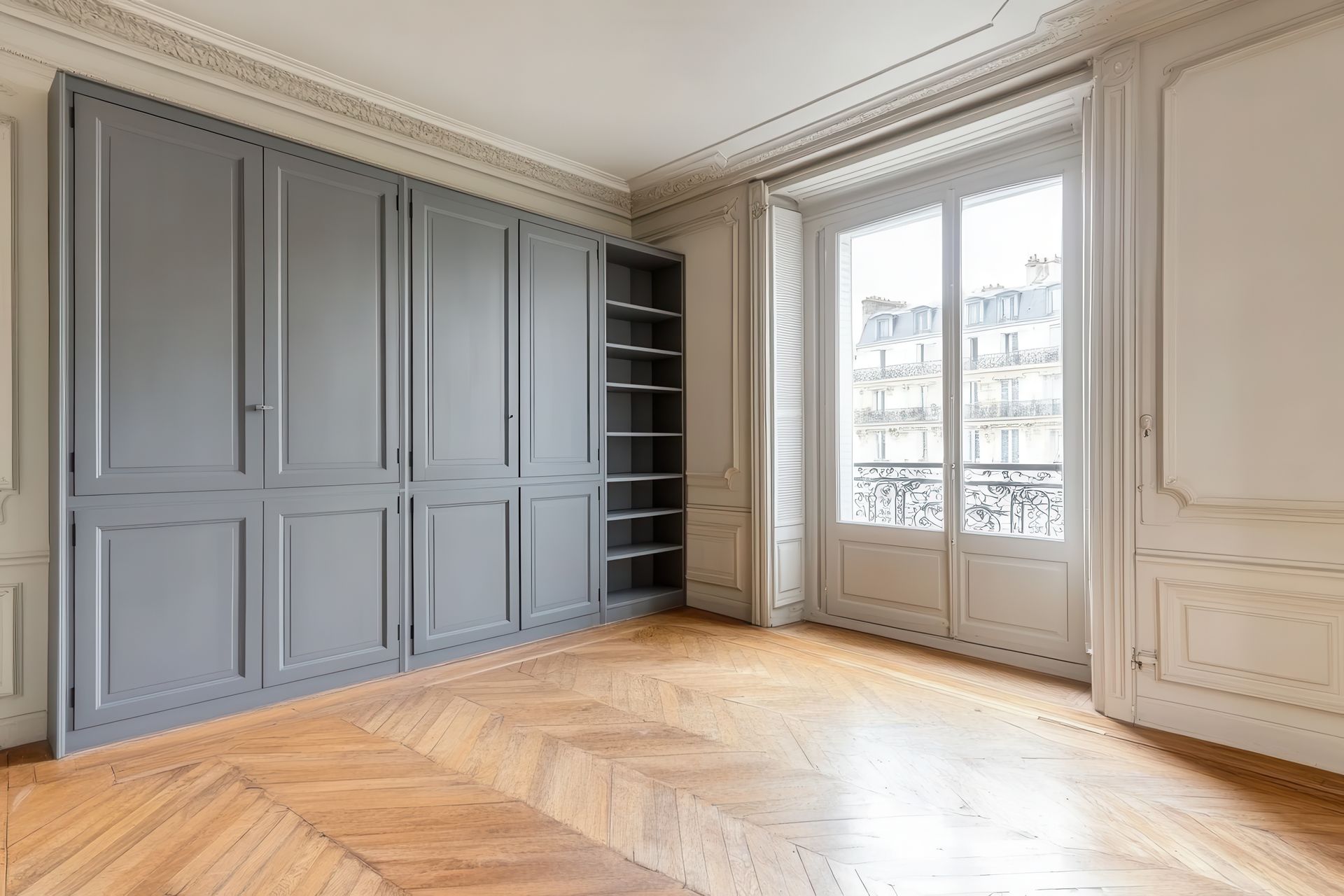Porte-fenêtre d'appartement donnant sur un balcon