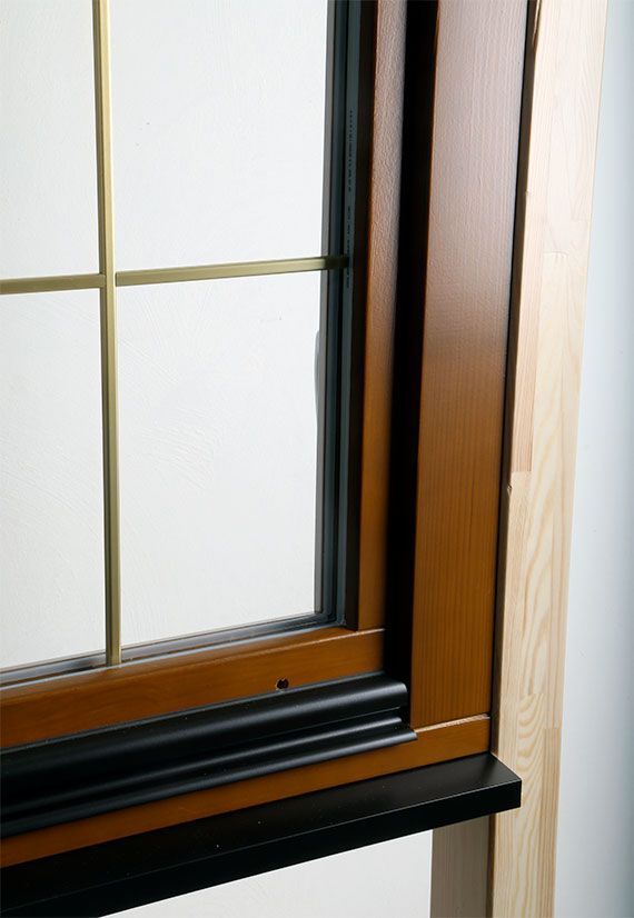 Fenêtre en bois foncé et cadre extérieur en bois clair