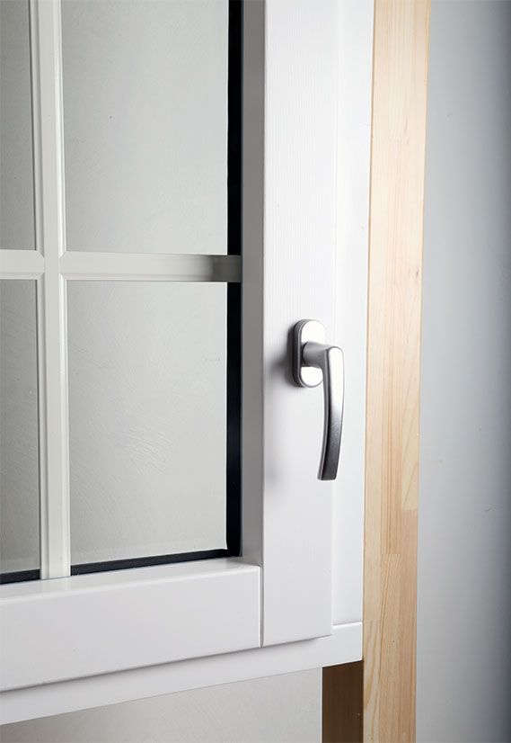 Fenêtre en bois peint et cadre en bois naturel