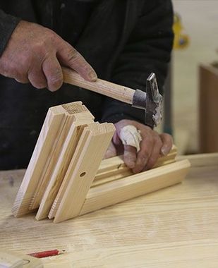 Marteau et cadre en bois