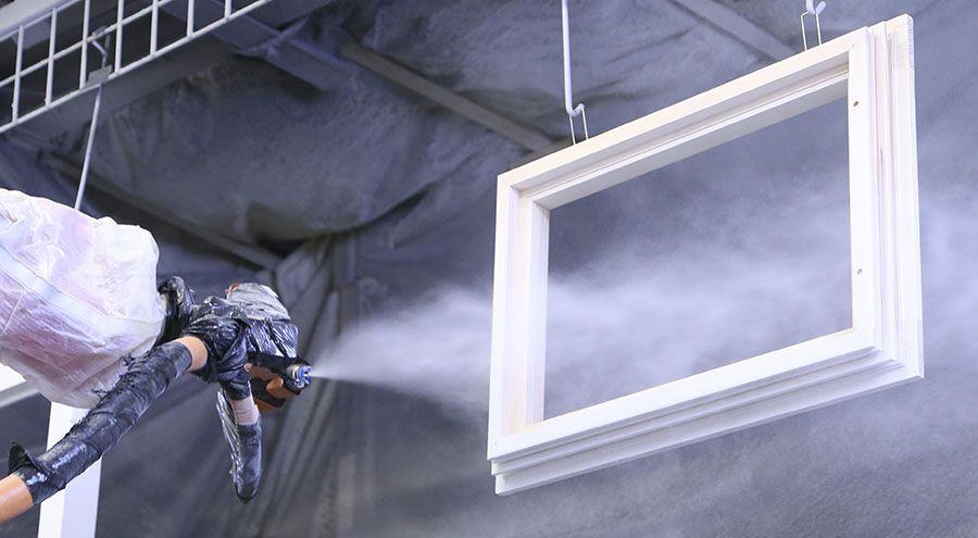 Application de peinture sur un cadre de fenêtre