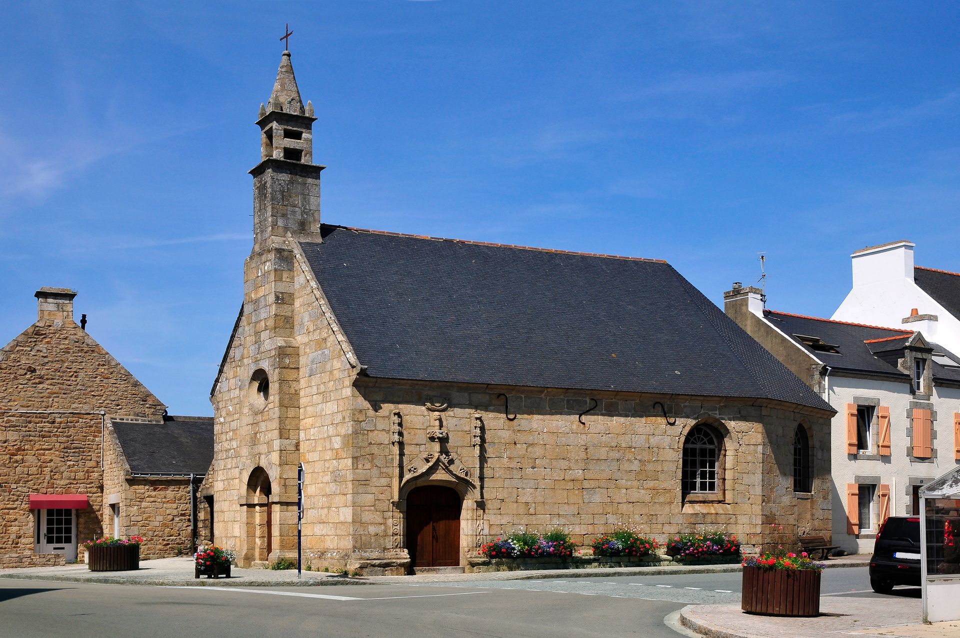 Toiture et façade d'une église