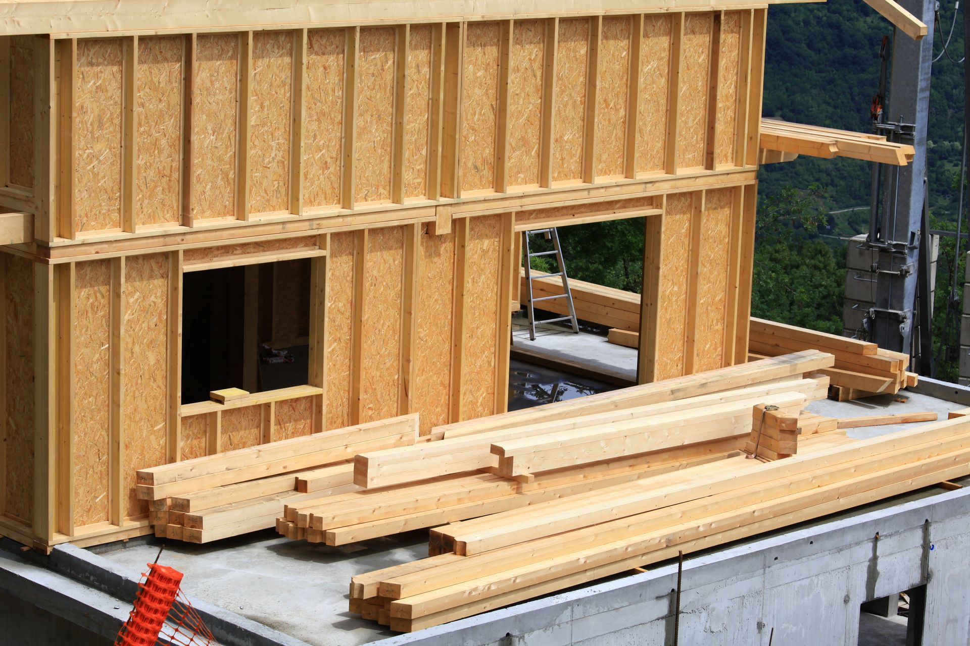 Bois de charpente en attente d'être installé