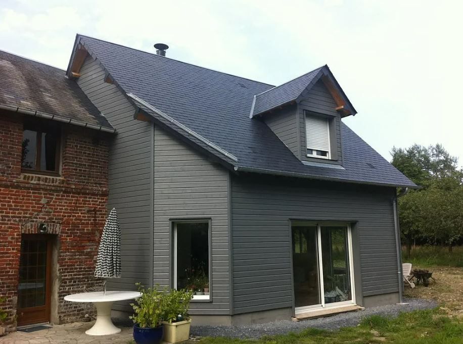 Bardage composite avec toit en ardoise