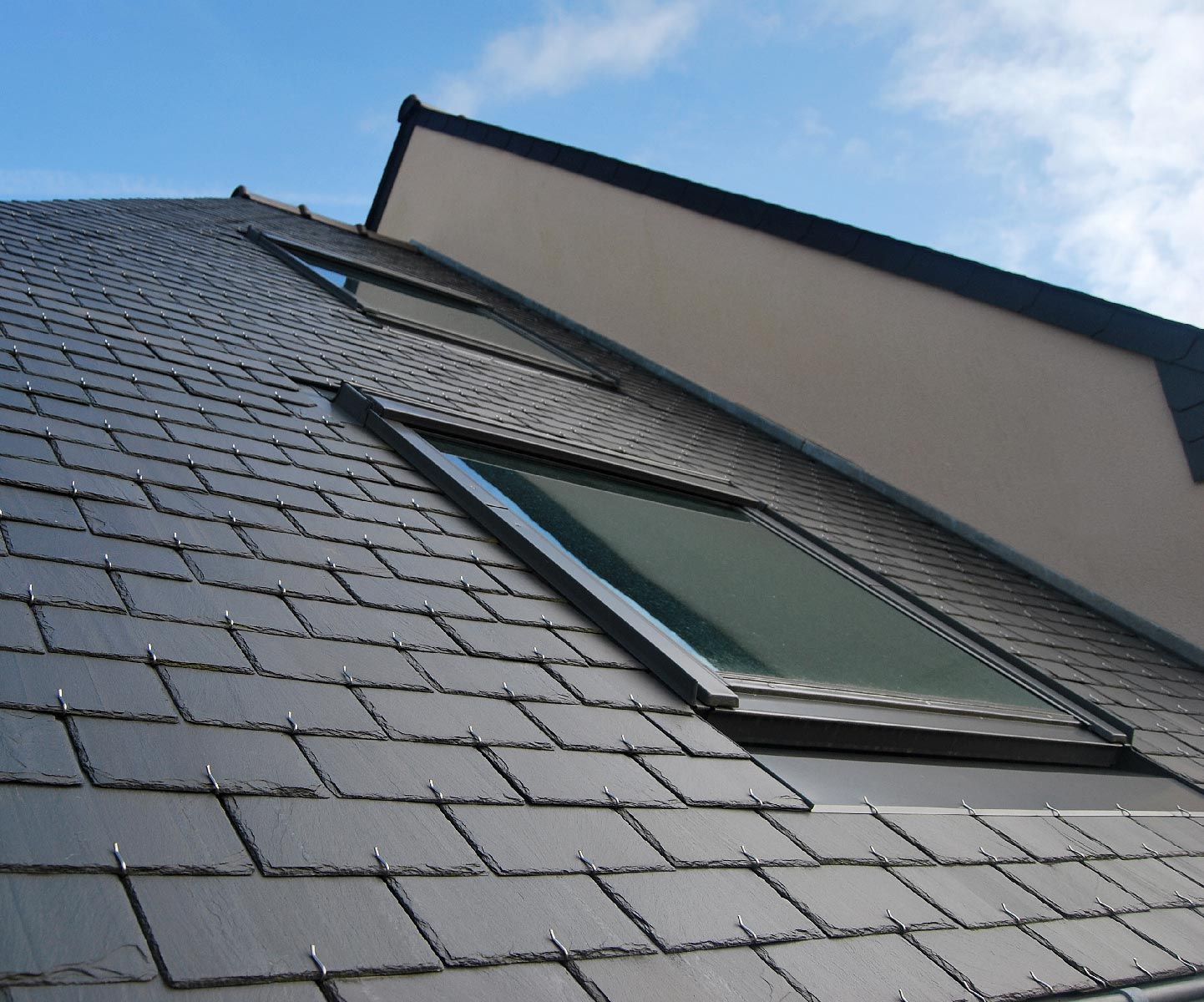 Toiture avec fenêtres de toit