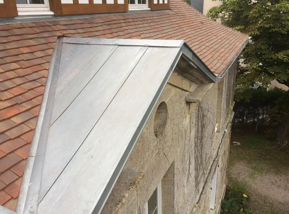 Partie d'une toiture en zinc