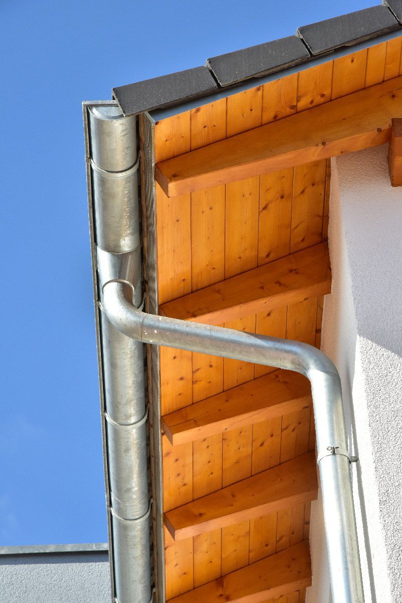 Gouttière avec descente d'eau pluviale