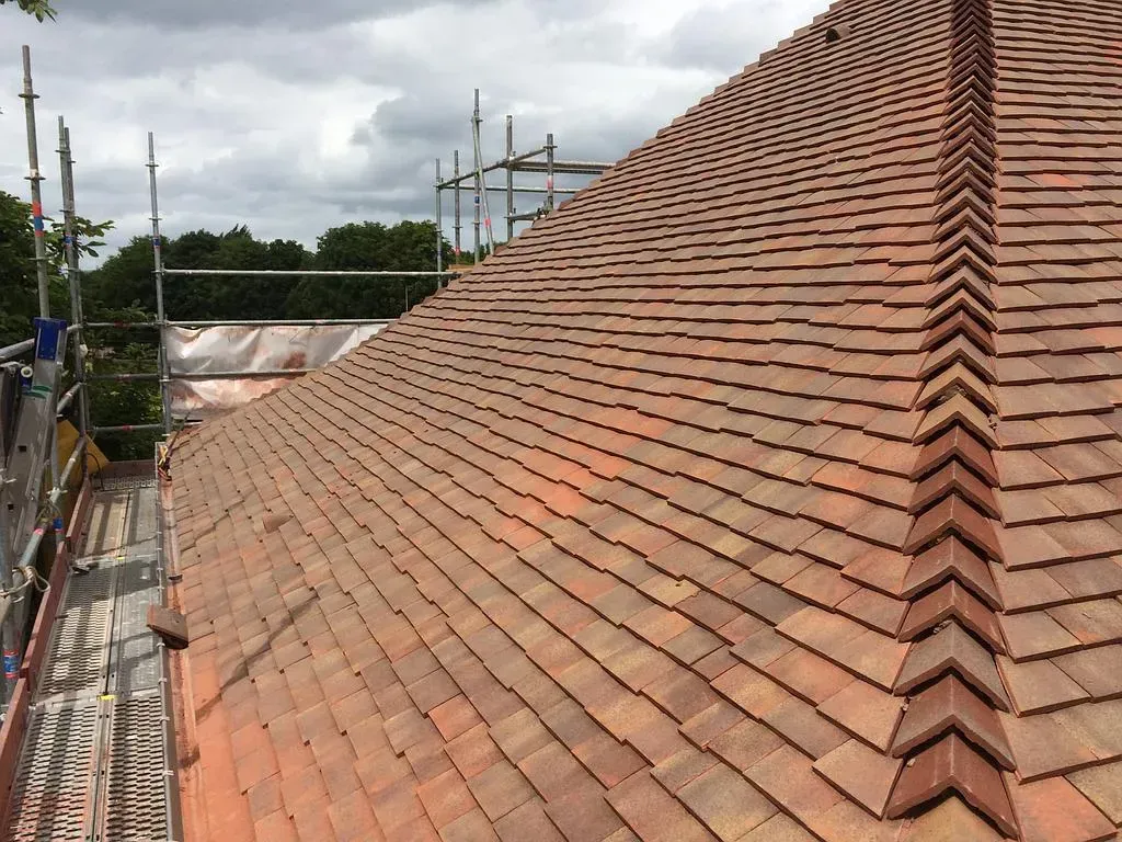 Toiture en tuiles plates nettoyée