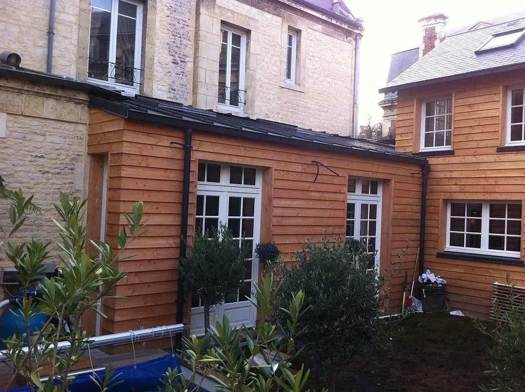 Maison avec un bardage en bois naturel