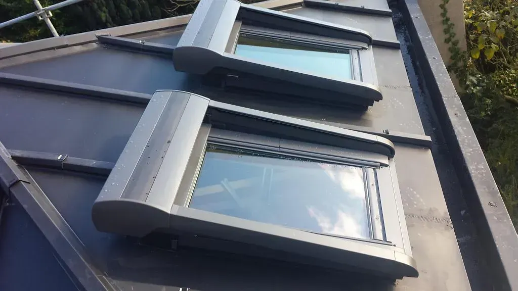 Fenêtres de toit sur une toiture en zinc