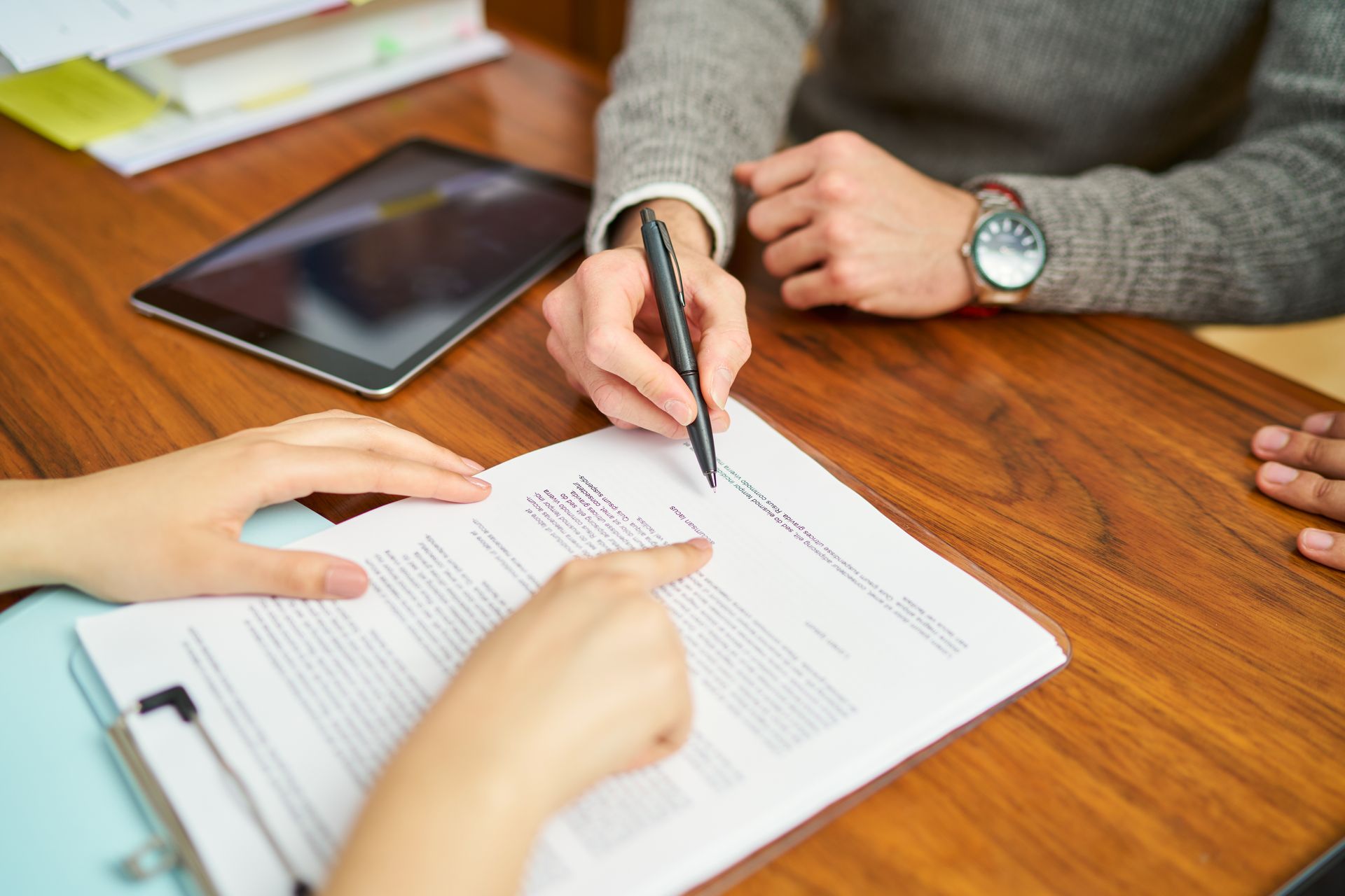Deux personnes en train d'analyser un document écrit.