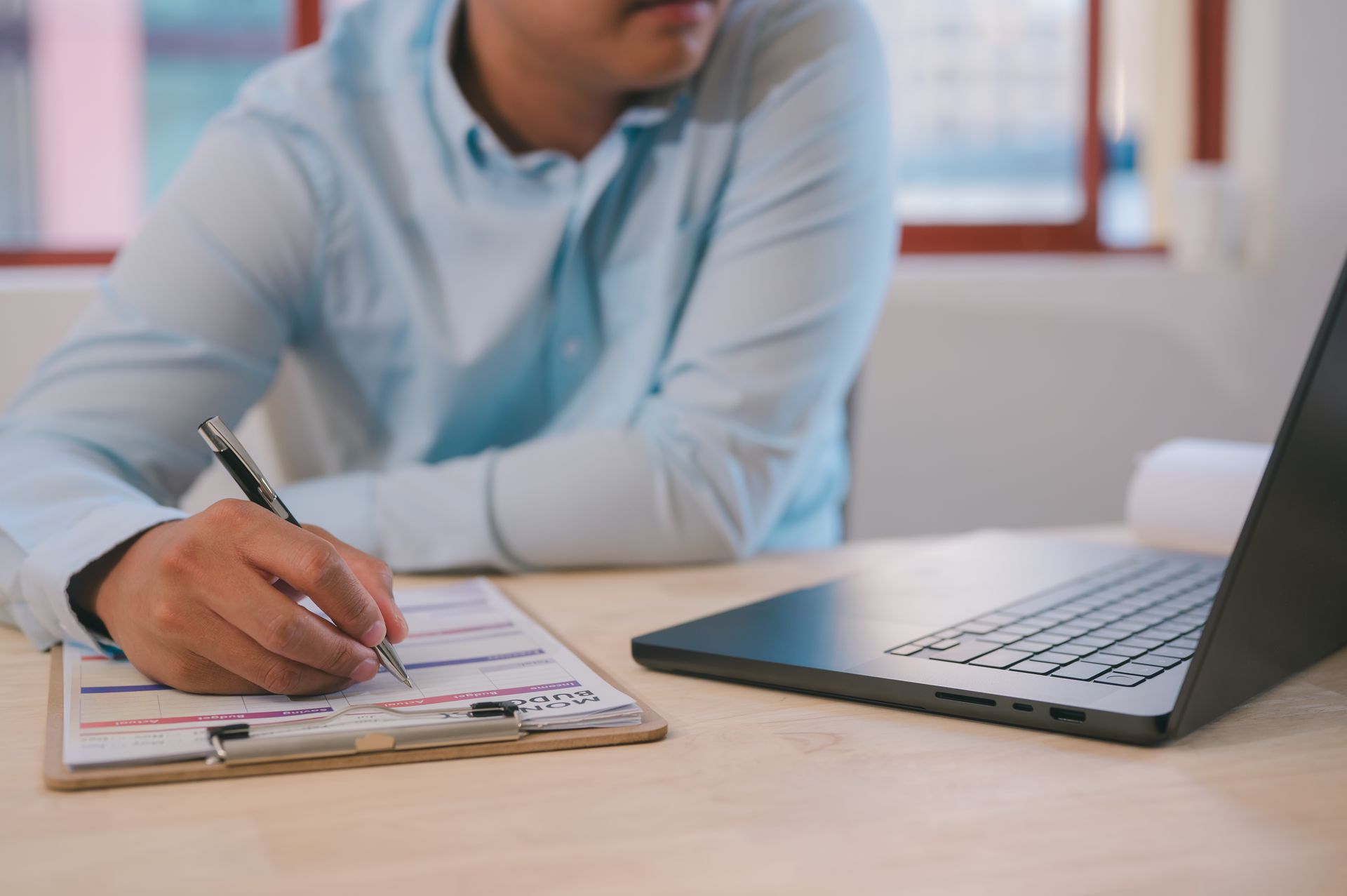Expert-comptable inspectant un avis d'imposition