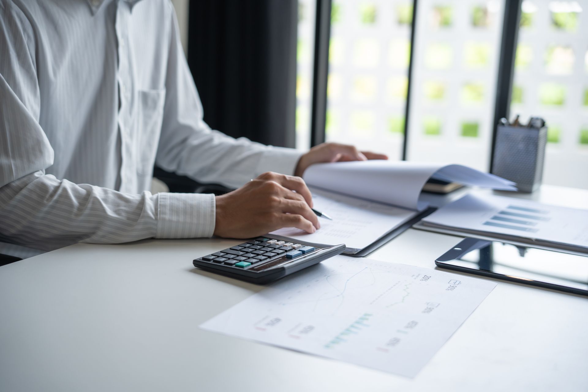 Expert-comptable inspectant un avis d'imposition