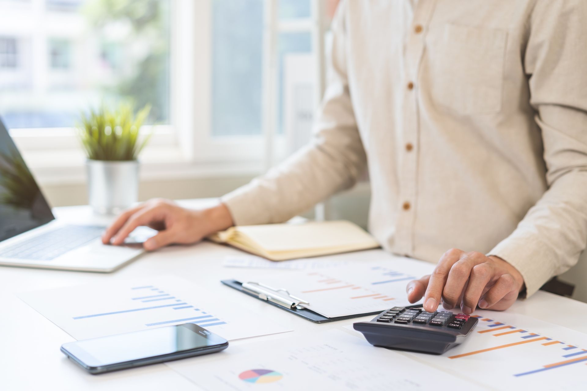 Expert-comptable utilisant un ordinateur et une calculatrice