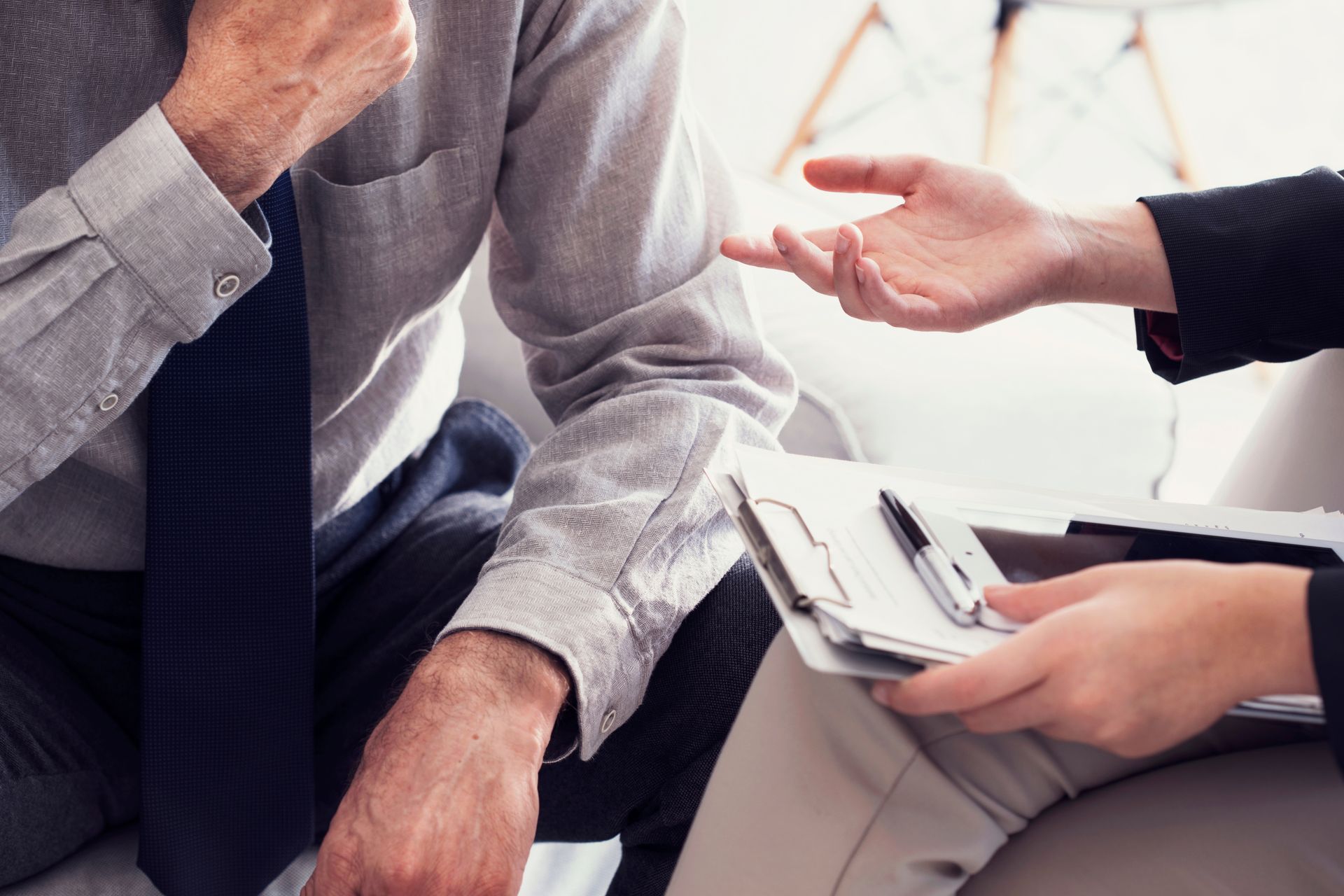 Expert-comptable inspectant un avis d'imposition