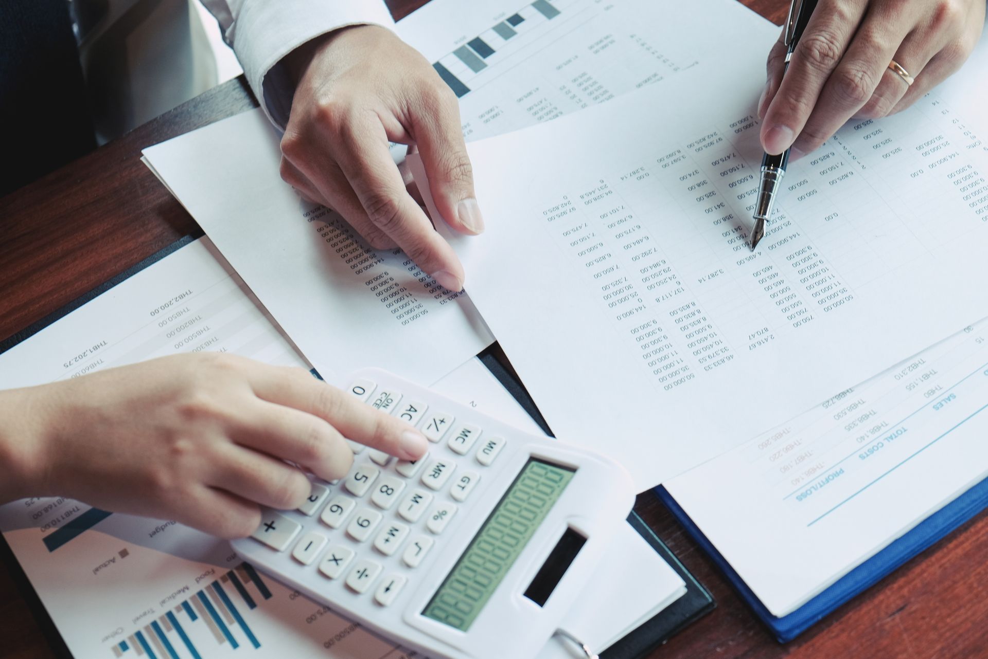 Expert-comptable utilisant un ordinateur et une calculatrice