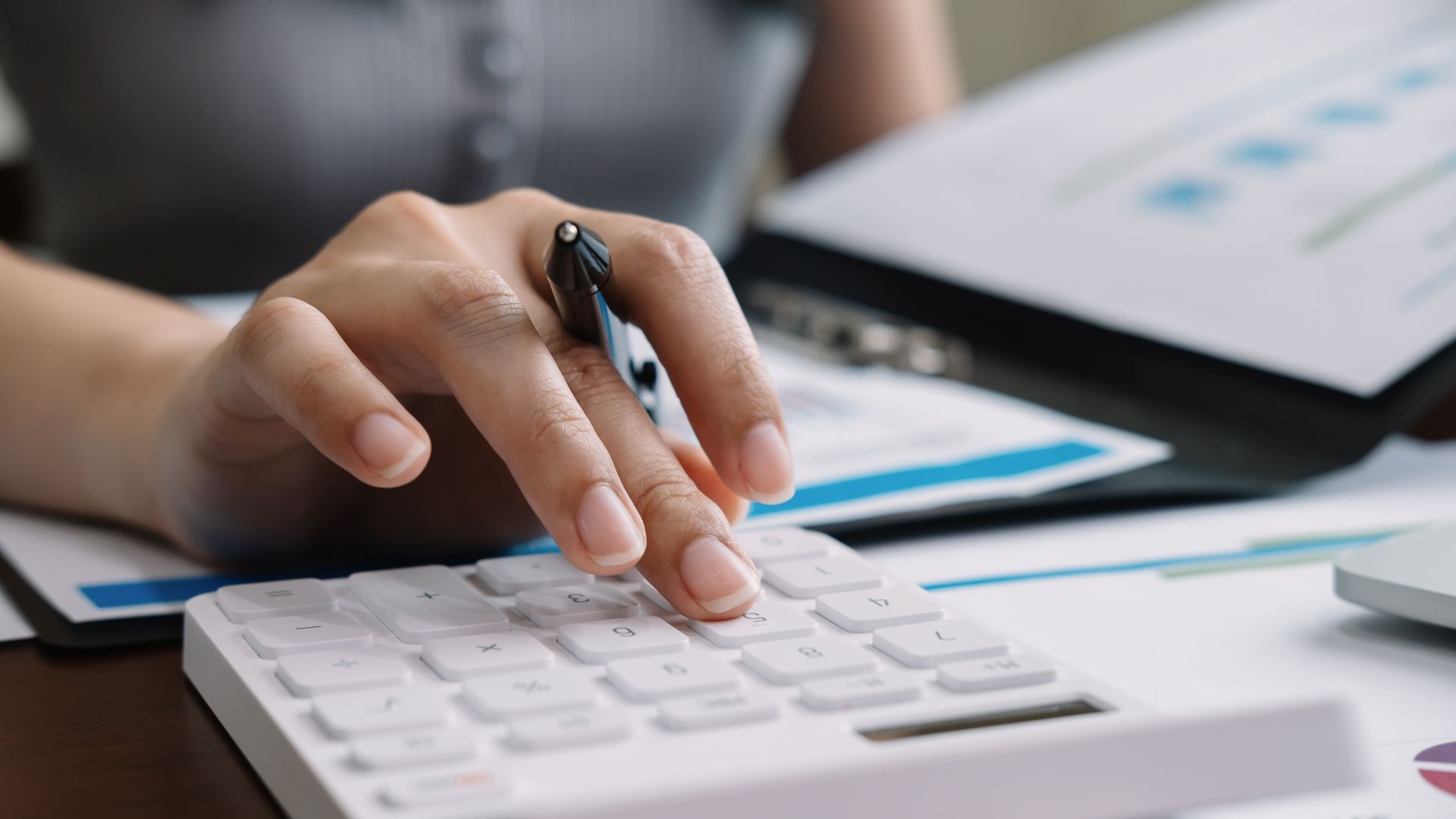 Expert-comptable inspectant un avis d'imposition
