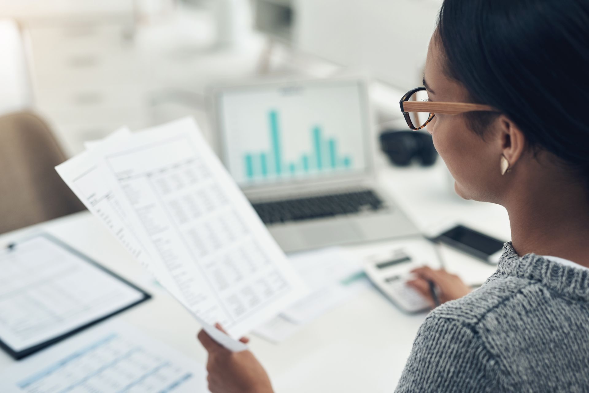 Expert-comptable utilisant un ordinateur et une calculatrice