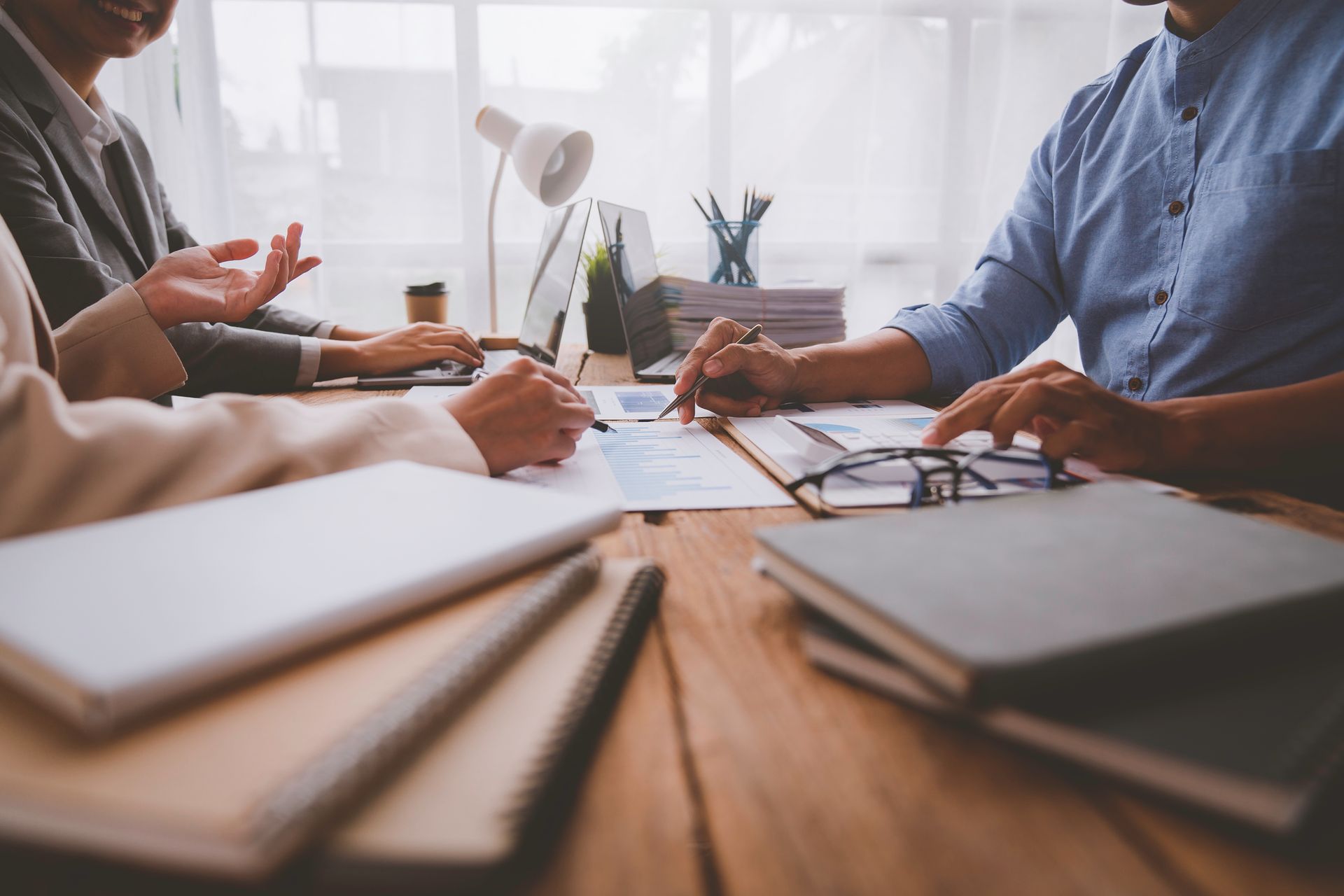 Expert-comptable utilisant un ordinateur et une calculatrice
