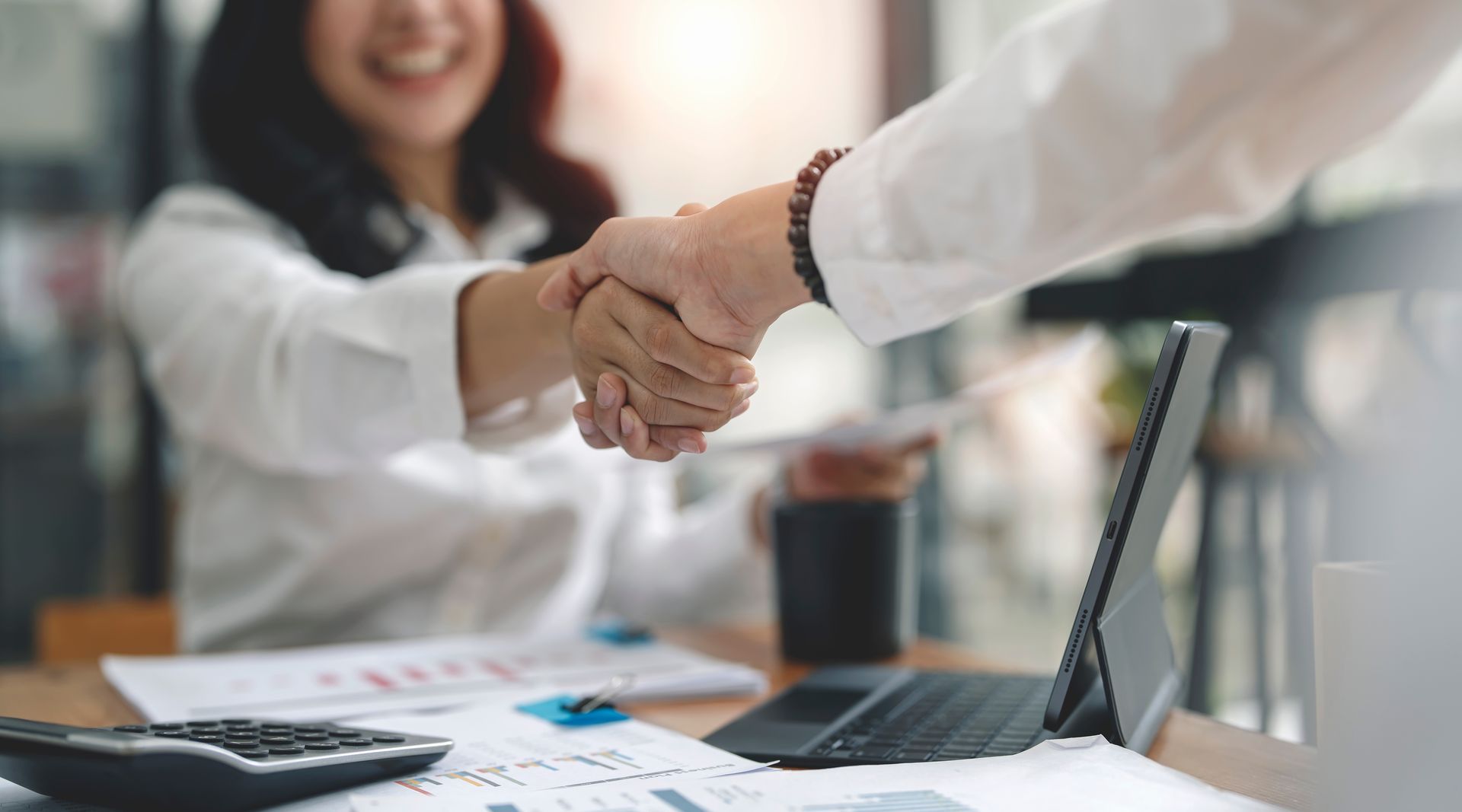 Expert-comptable inspectant un avis d'imposition