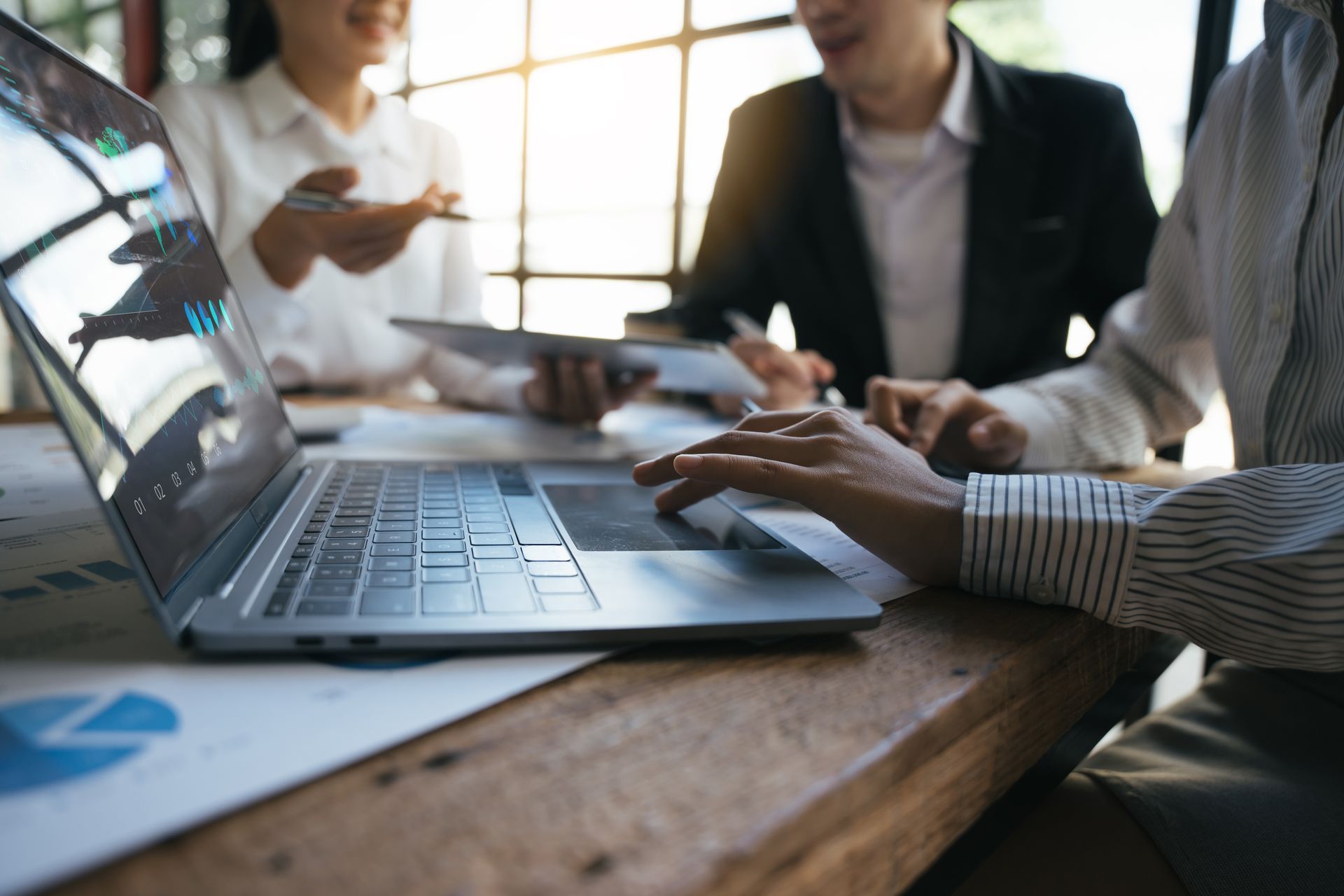 Expert-comptable utilisant un ordinateur et une calculatrice