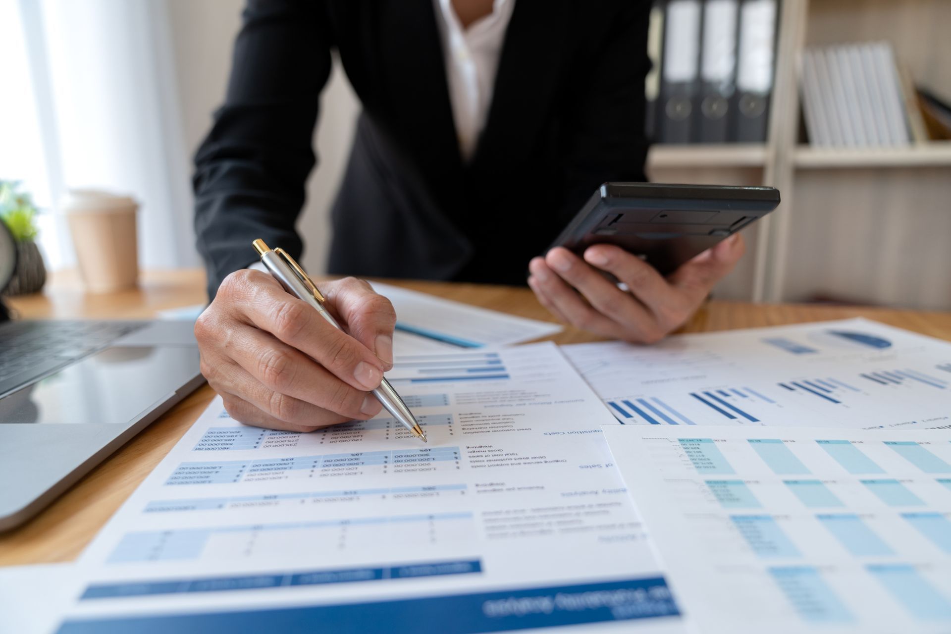 Expert-comptable inspectant un avis d'imposition