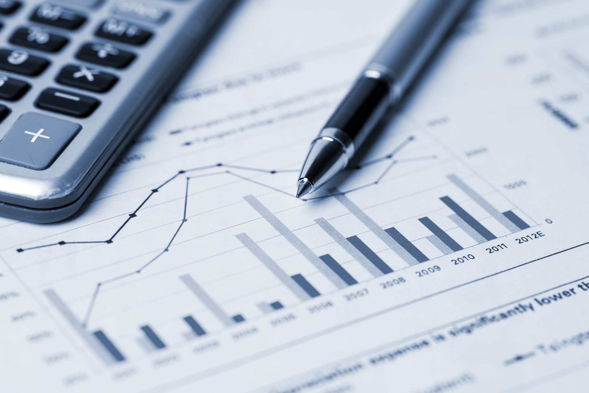 Expert-comptable utilisant un ordinateur et une calculatrice