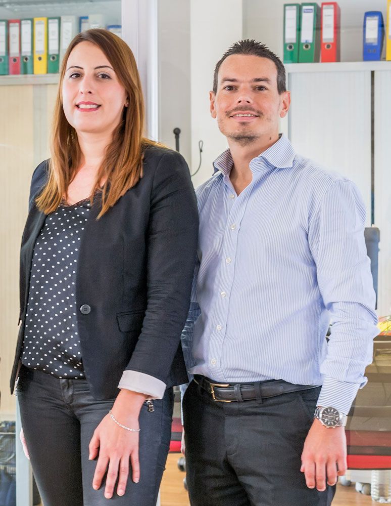 Expert-comptable inspectant un avis d'imposition