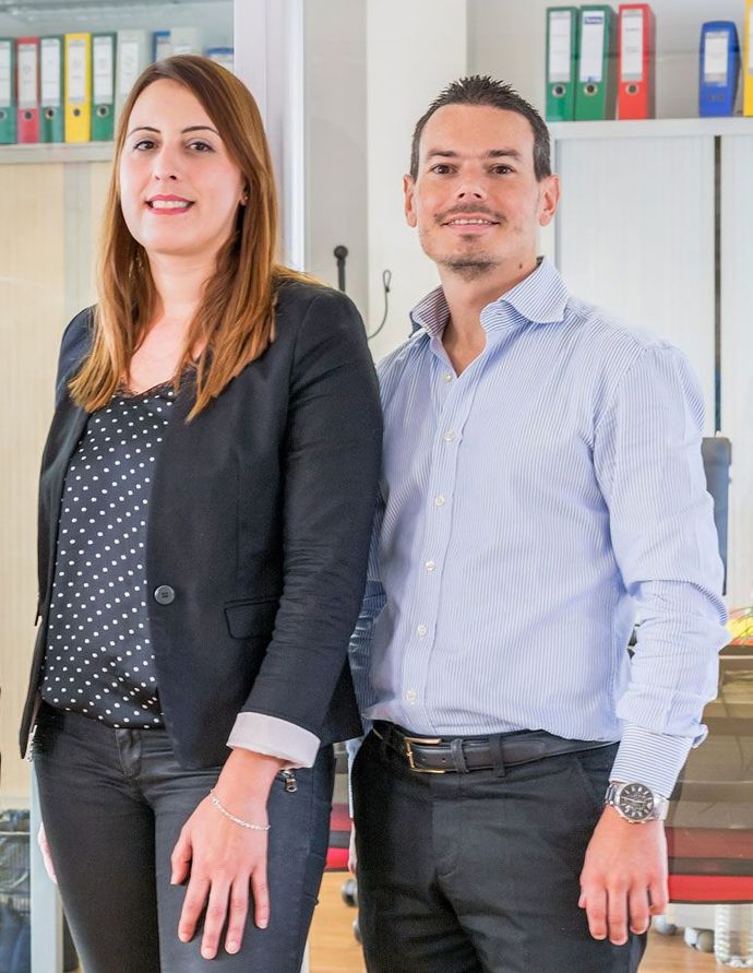 Expert-comptable utilisant un ordinateur et une calculatrice