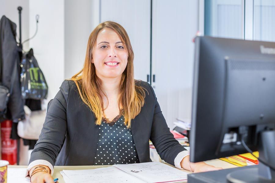 Expert-comptable utilisant un ordinateur et une calculatrice